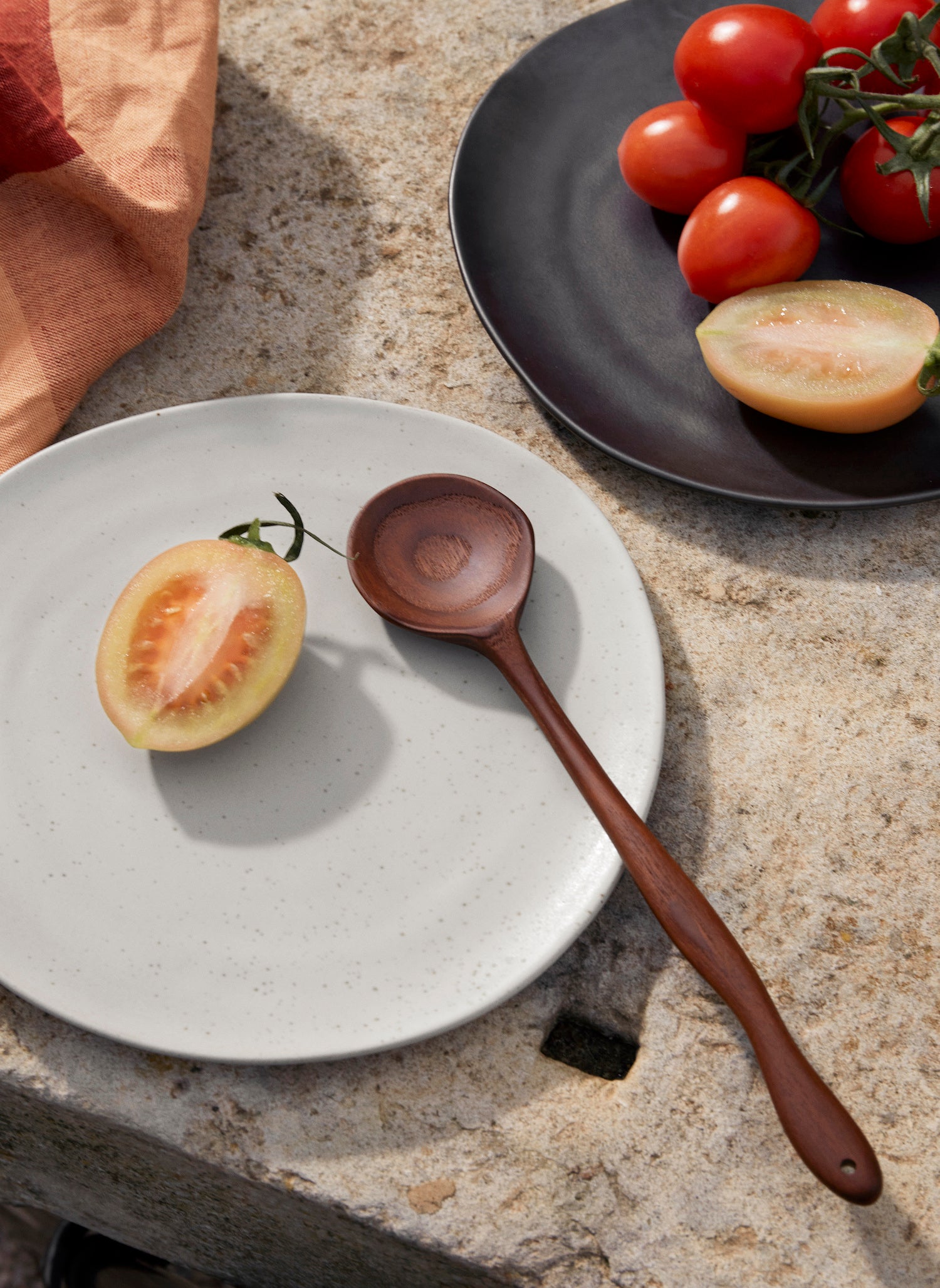 A perfectly imperfect plate made to modern sensibilities using traditional craftsmanship techniques in a matte off white speckle finish.