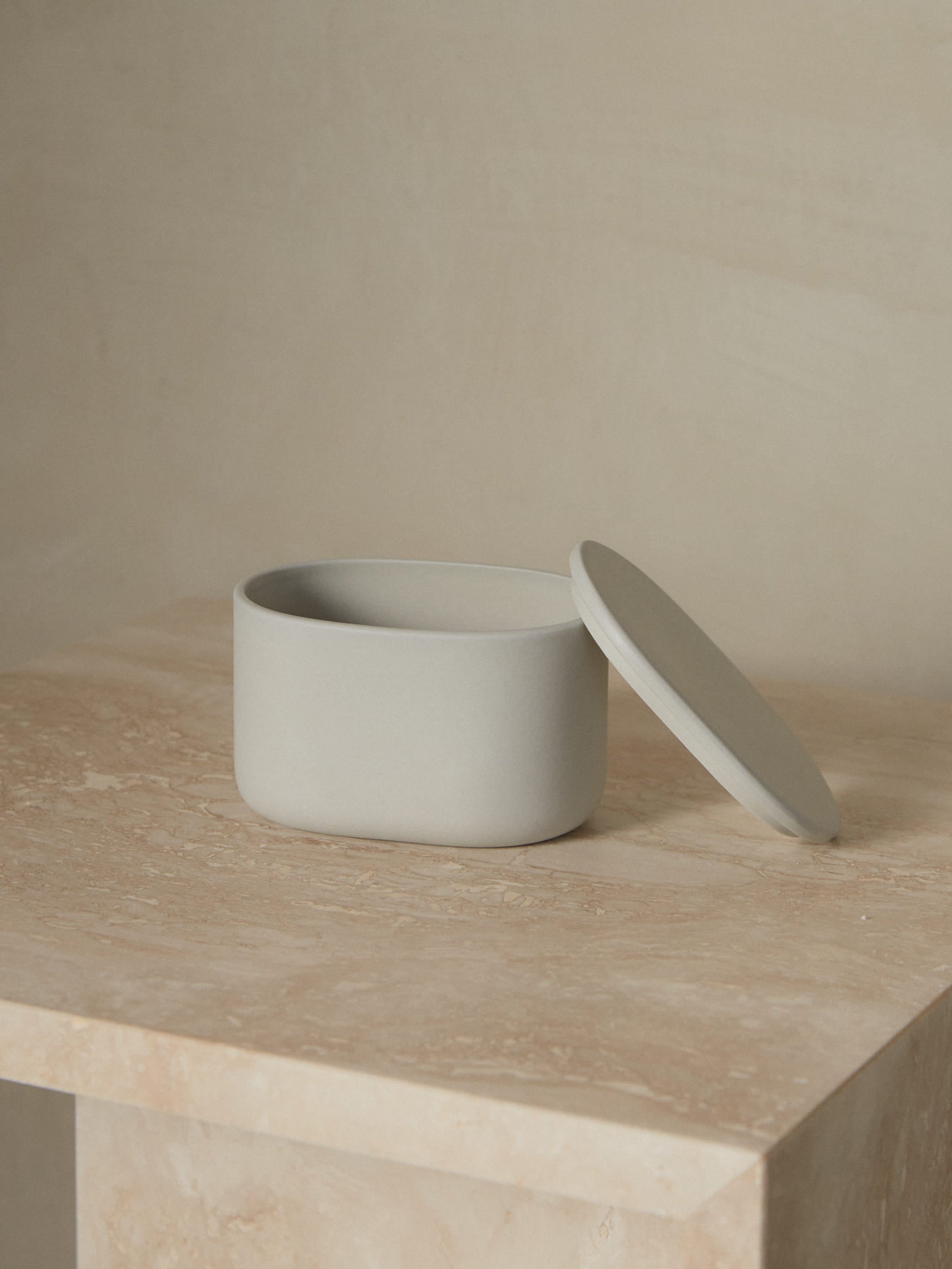 A study in refined simplicity, the Cose Oval Box by Bertrand Lejoly for Serax adds subtle luxury to any bathroom or kitchen. 