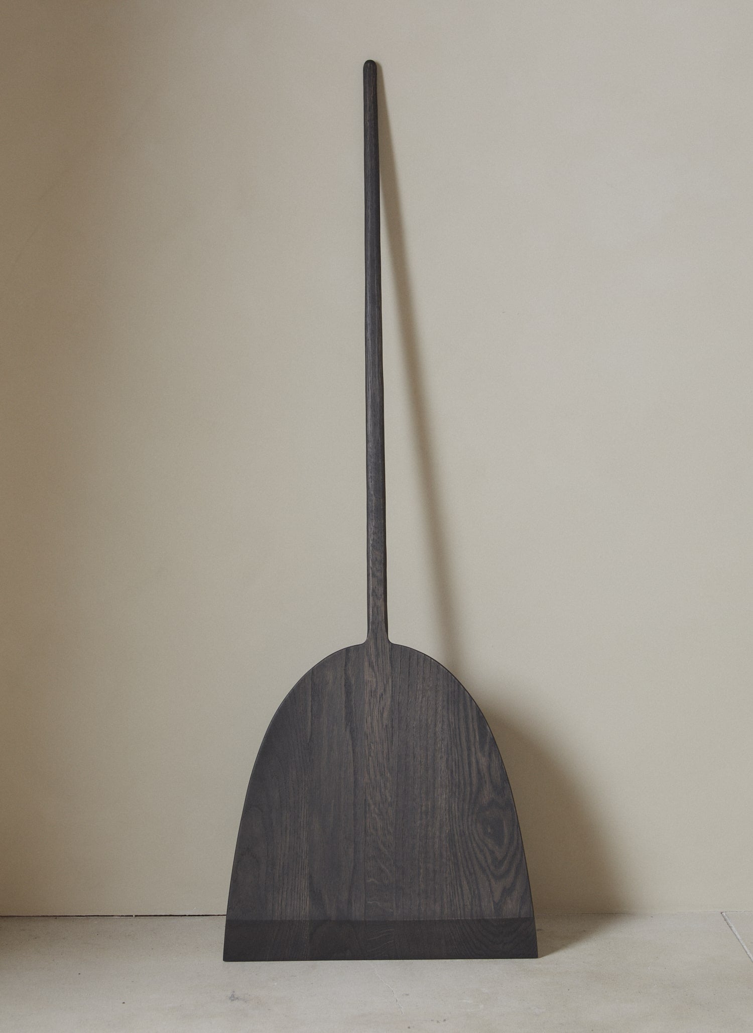 A statement piece for the kitchen, the actual spade features a full-height handle and oversized surface for maximum impact. 