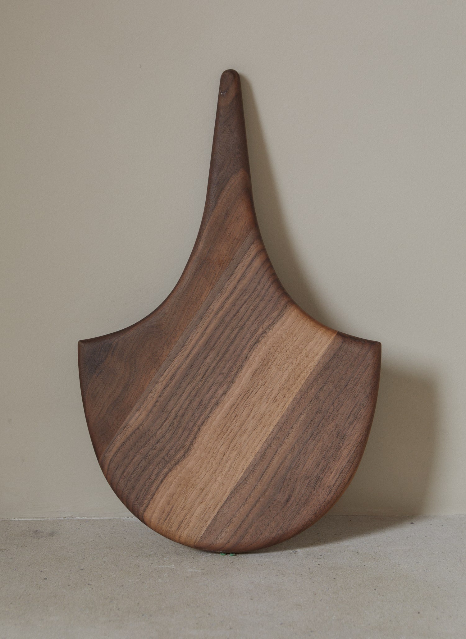 A uniquely sculpted, minimalist cutting board elevating kitchenware to art. 