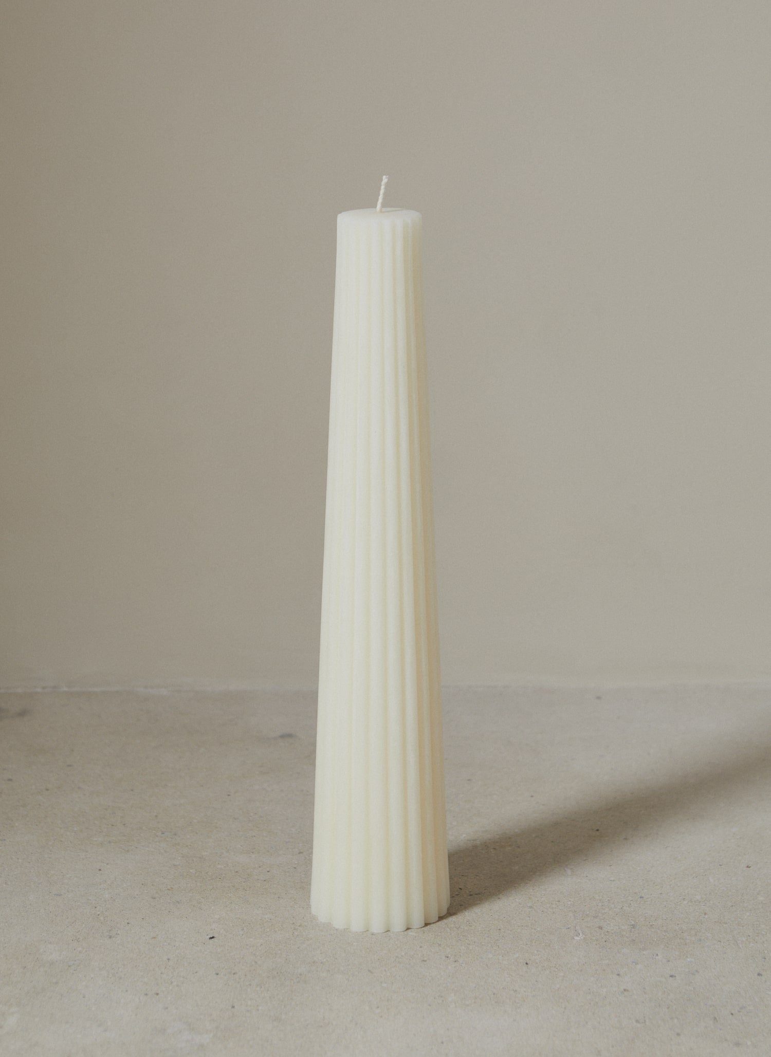 Individual cream textured pillar with ribbed detailing.