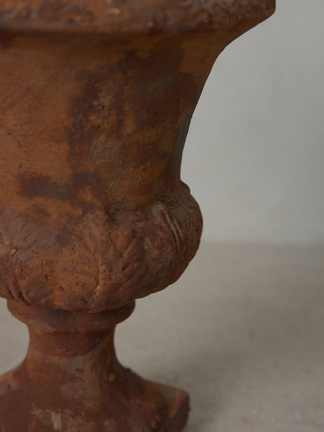 Vase Rose. Tabletop pedestal urn in a classical Grecian shape with decorative beading and leaf pattern details throughout.